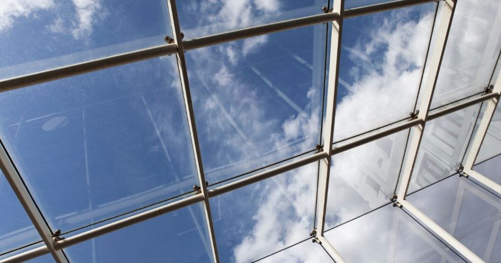 Quando Substituir Vidros Antigos em Santa Maria: Confira 4 Dicas cobertura de vidro em Santa Maria